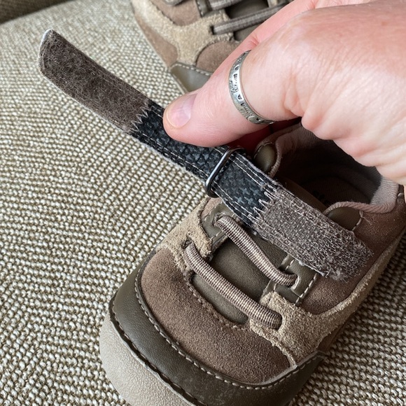 Stride Rite Boys Kylin Soft Sole Sneaker W/Memory Foam Insoles. Brown/Tan. SZ 4W - Picture 8 of 16